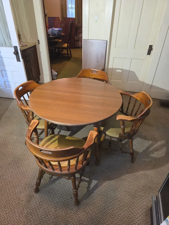 Dining table & 4 chairs w/ one extension leaf