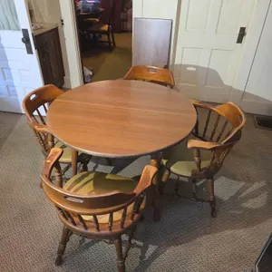 Dining table & 4 chairs w/ one extension leaf