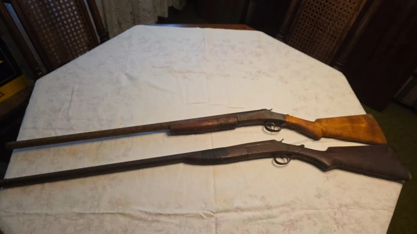 2 single shot shotguns ( rusty)