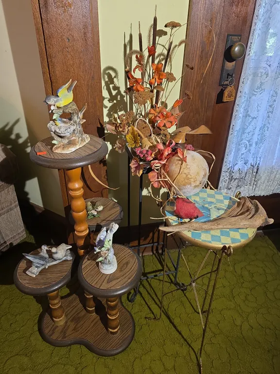 Stands & decor