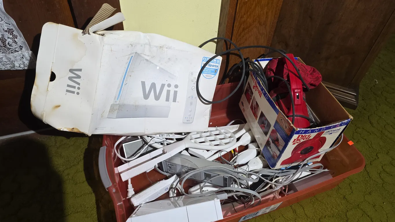 Wii accessories, cords n vac