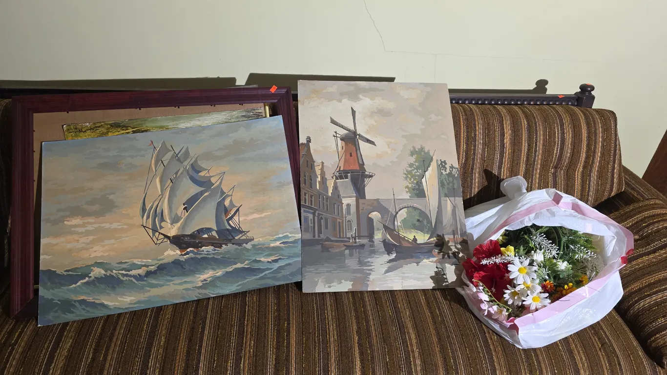 Faux flowers n paintings