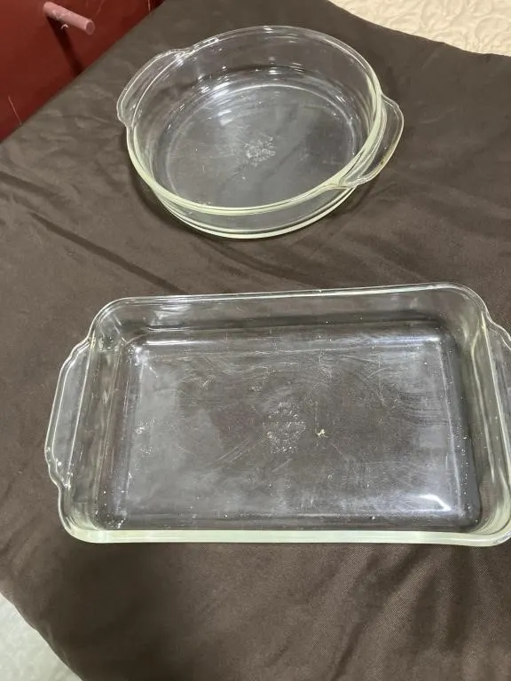 Fire King 8in round baking dish & 1 1/2 qt