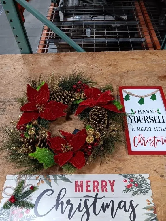 Battery operated wreath 19" not tested. Plus