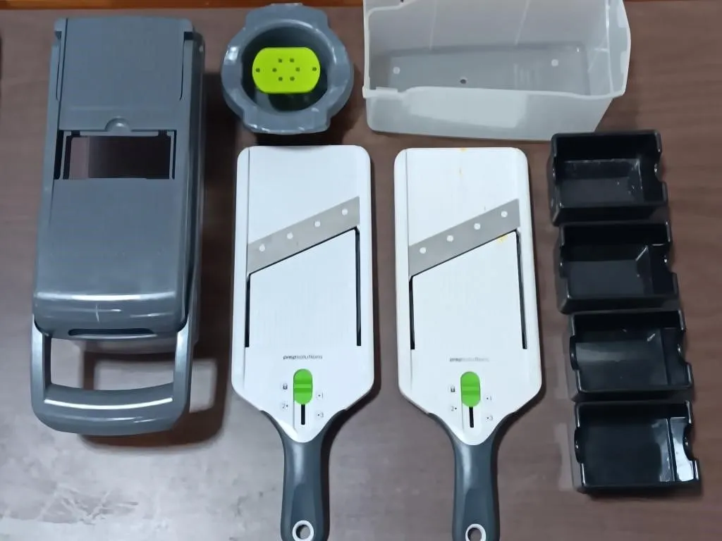 Set of fruit/vegetable slicing equipment with
