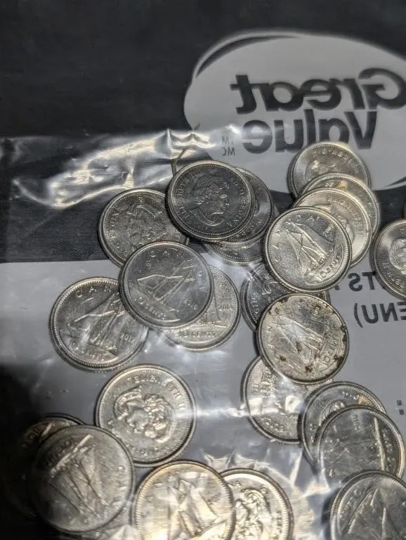 LOT OF CANADIAN 10 CENT COLLECTABLE COINS
