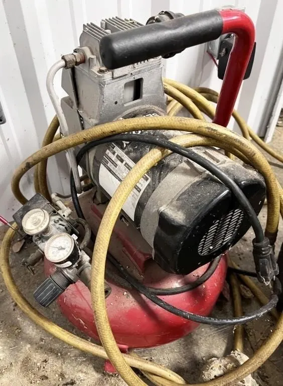 135psi 4gal air compressor, works