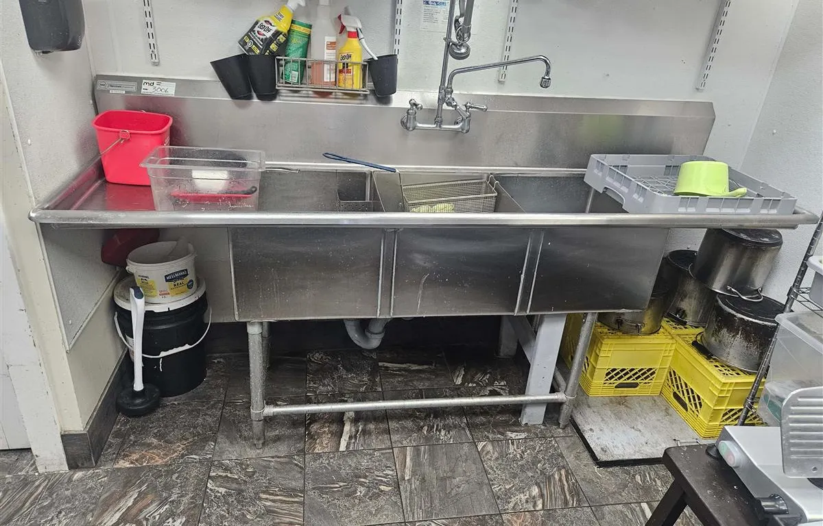 Tarrison 3-Compartment Sink w/ Faucet
UNRESERVED