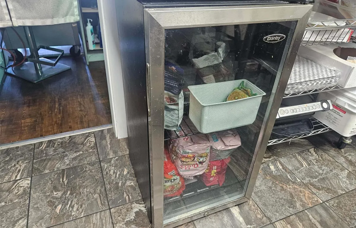 Danby DBC120BLS Glass-Door Beverage Cooler
UNRESERVED