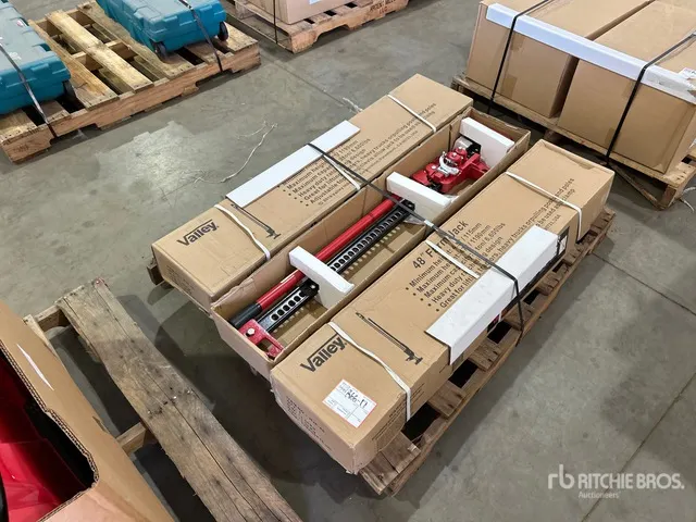 Quantity of (3) 4 ft Arcan Farm Jack