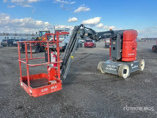2017 Skyjack SJ30AJ ARJE 2WD Electric Articulating Boom Lift