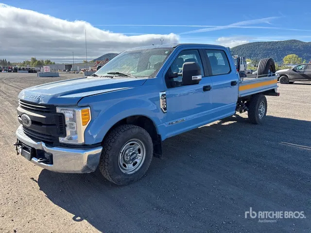 2017 Ford F-250 4x2 Crew Cab Flatbed Truck