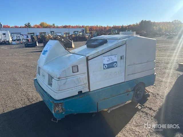 Tennant 7400 Ride-On Floor Scrubber