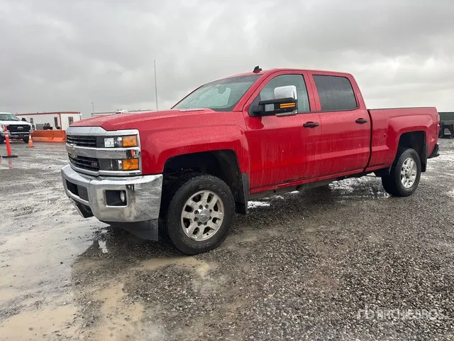 2015 Chevrolet Silverado 2500HD 4x4 Crew Cab Pickup
