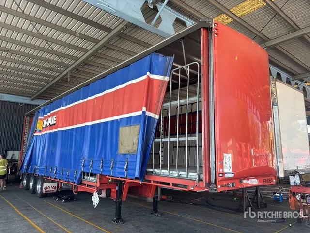 2015 MaxiTrans 13.2 m Tri/A Step Deck Curtain Side Trailer