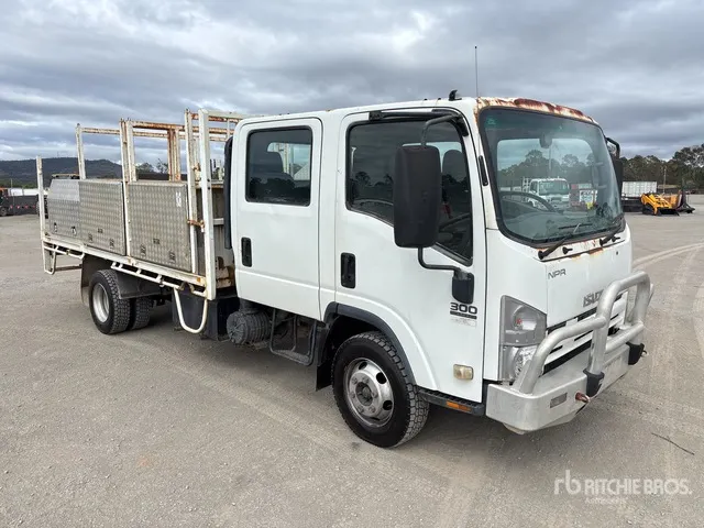 2008 Isuzu NPR300 4x2 Crew Cab Flatbed Truck