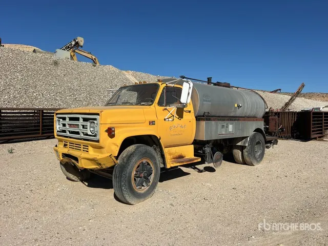Black Toper BT-HL 1573 gal on 1984 GMC 7000 4x2 Asphalt Distributor Truck
