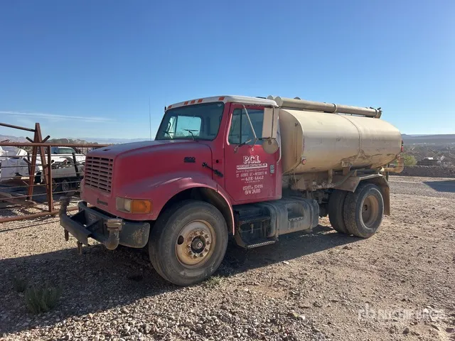 2001 International 4900 2000 gal 4x2 Water Truck