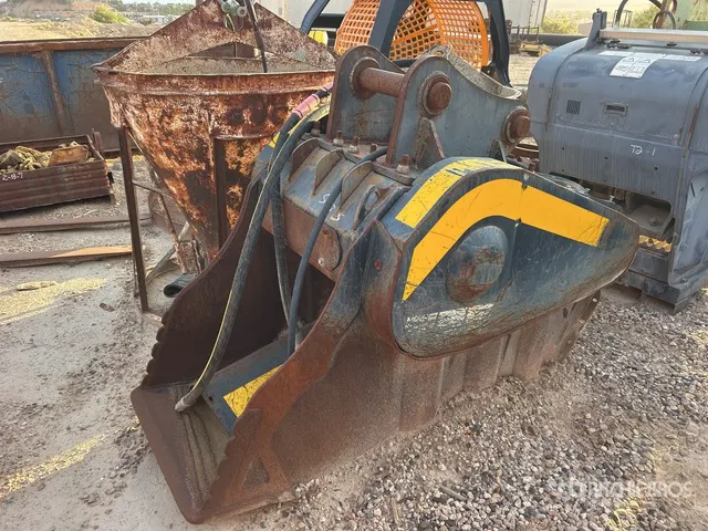 2010 MB BF 70.2 30 in Excavator Crusher Bucket