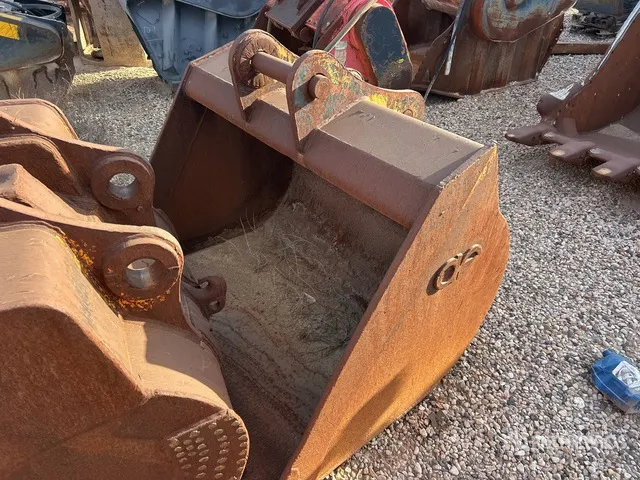 64 in Cleanup Excavator Bucket