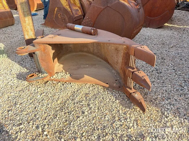 28 in Digging Excavator Bucket