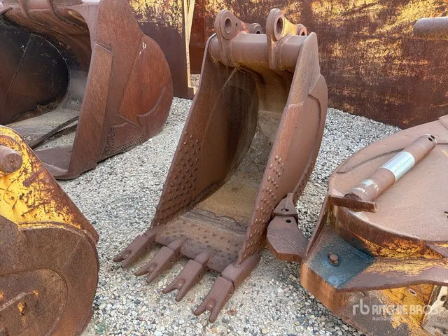 28 in Digging Excavator Bucket