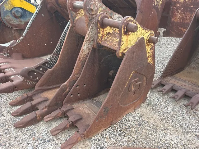 24 in Digging Excavator Bucket