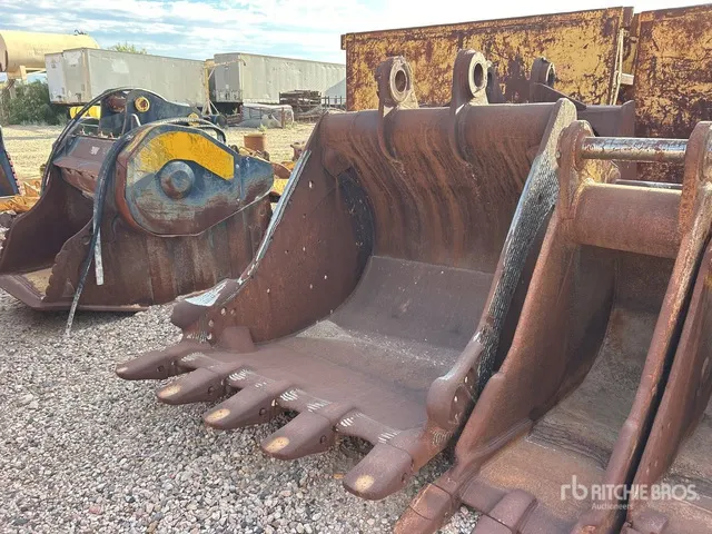 61 in Digging Excavator Bucket