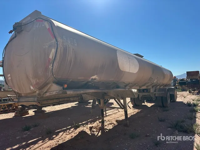 1970 Butler 9500 gal T/A Spread Axle Water Tank Trailer