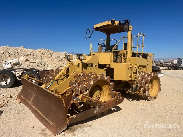 1983 Cat 815B Soil Compactor