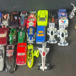18 Diecast Toy Cars and 2 Helicopters, Assorted Styles, Some with Metal Bottoms