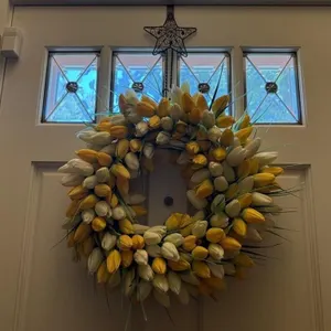 Tulip wreath, wreath hanger