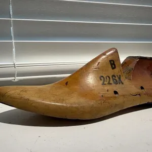 Wooden shoe form