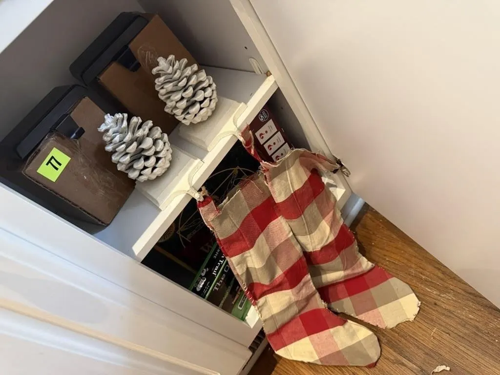 Pinecone stocking holders (6), primitive