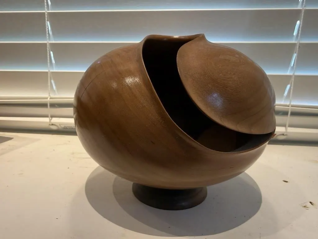 Wood sculpted dew vase