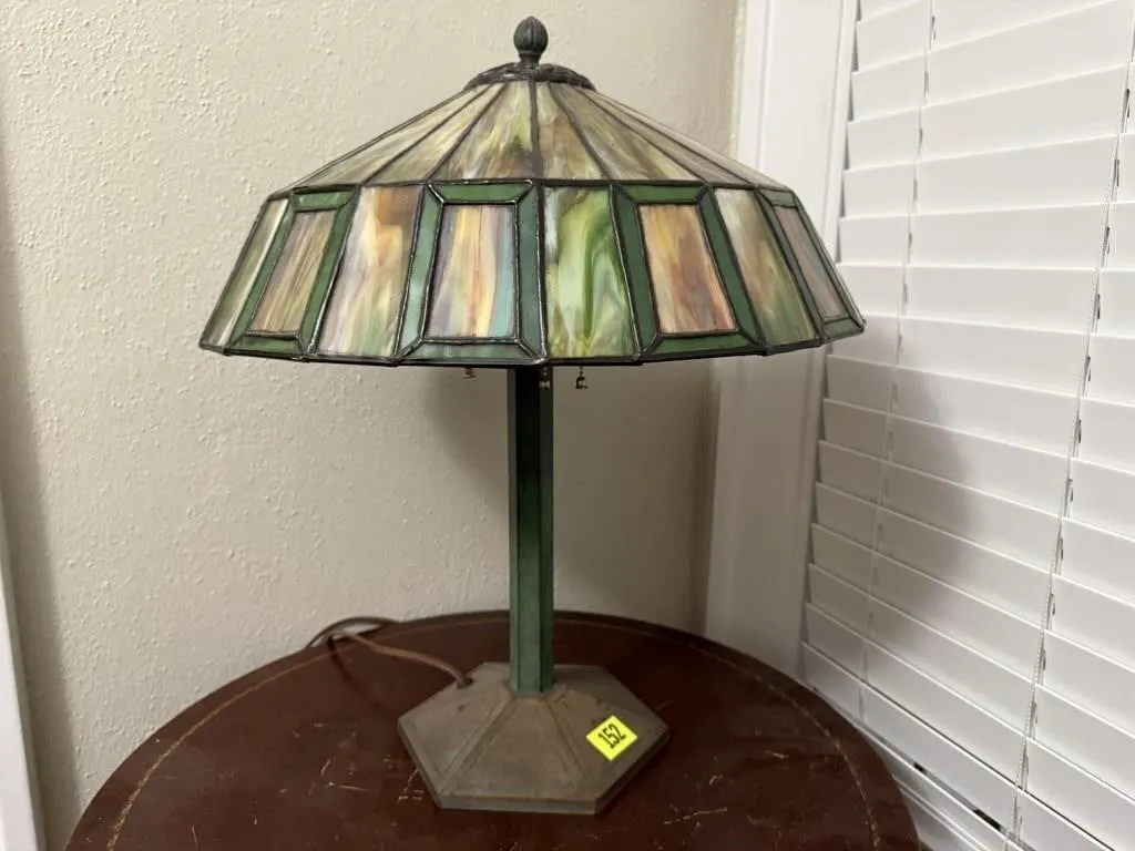 Stained glass table lamp