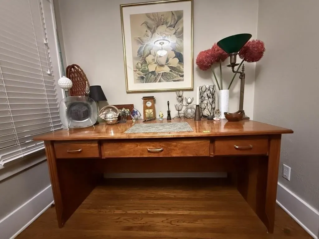 Desk, no contents included