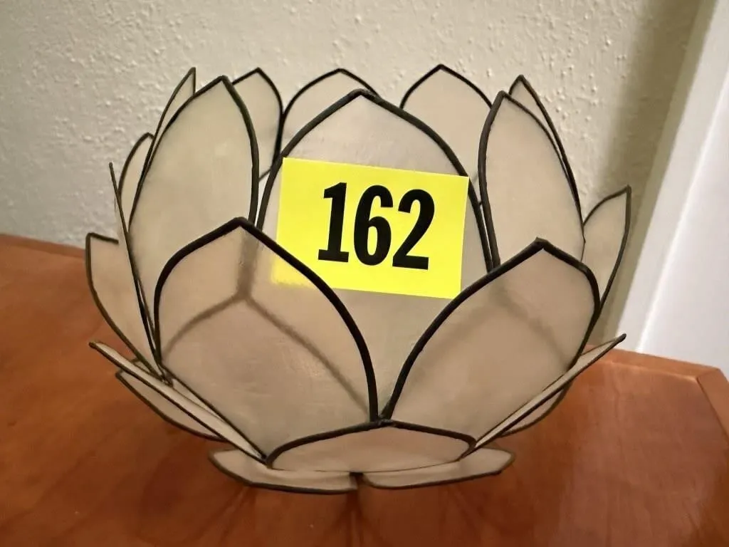 Tealight candle holder