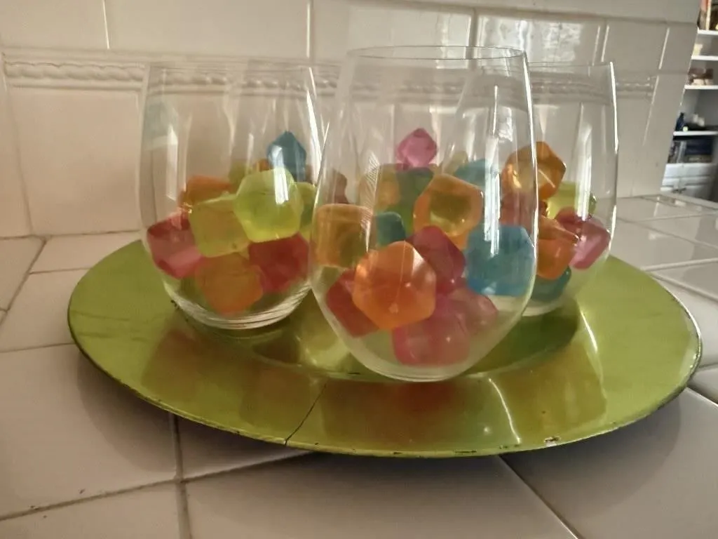 Stemless wine glasses (5), ice cubes, charger