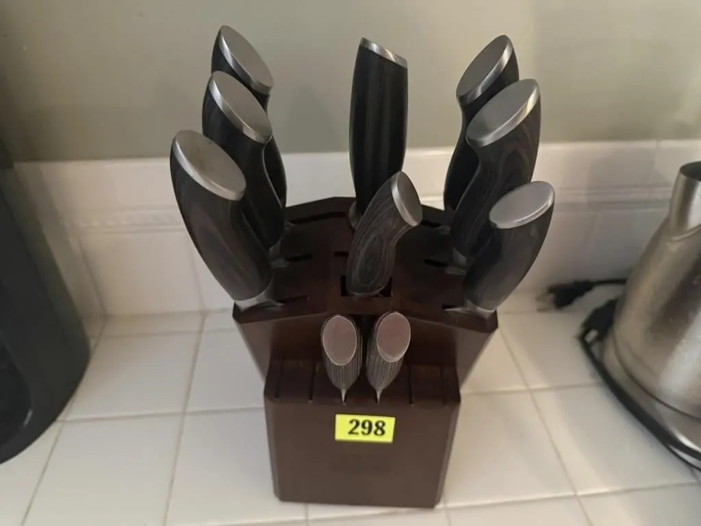 Knife block, cutlery included