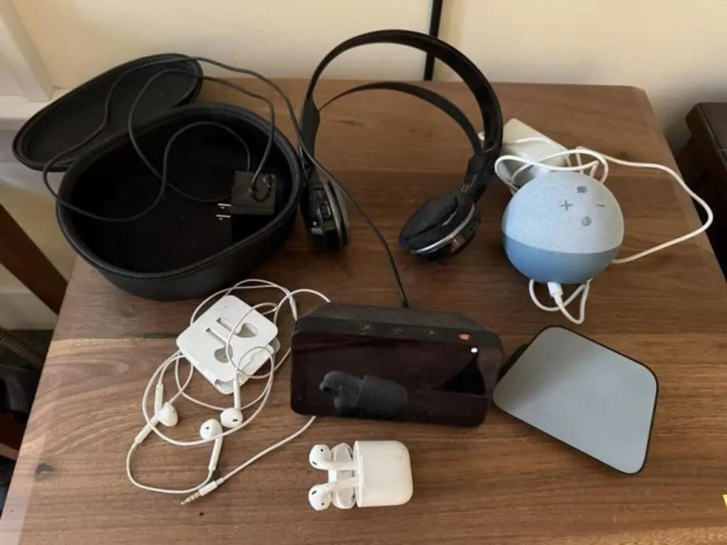 Electronics lot, ear buds, earphones, blue tooth
