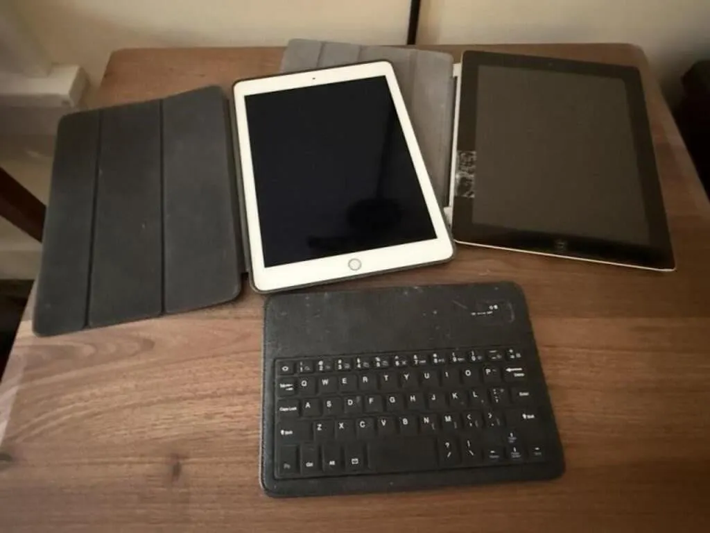 Apple I Pads (2), keyboard,