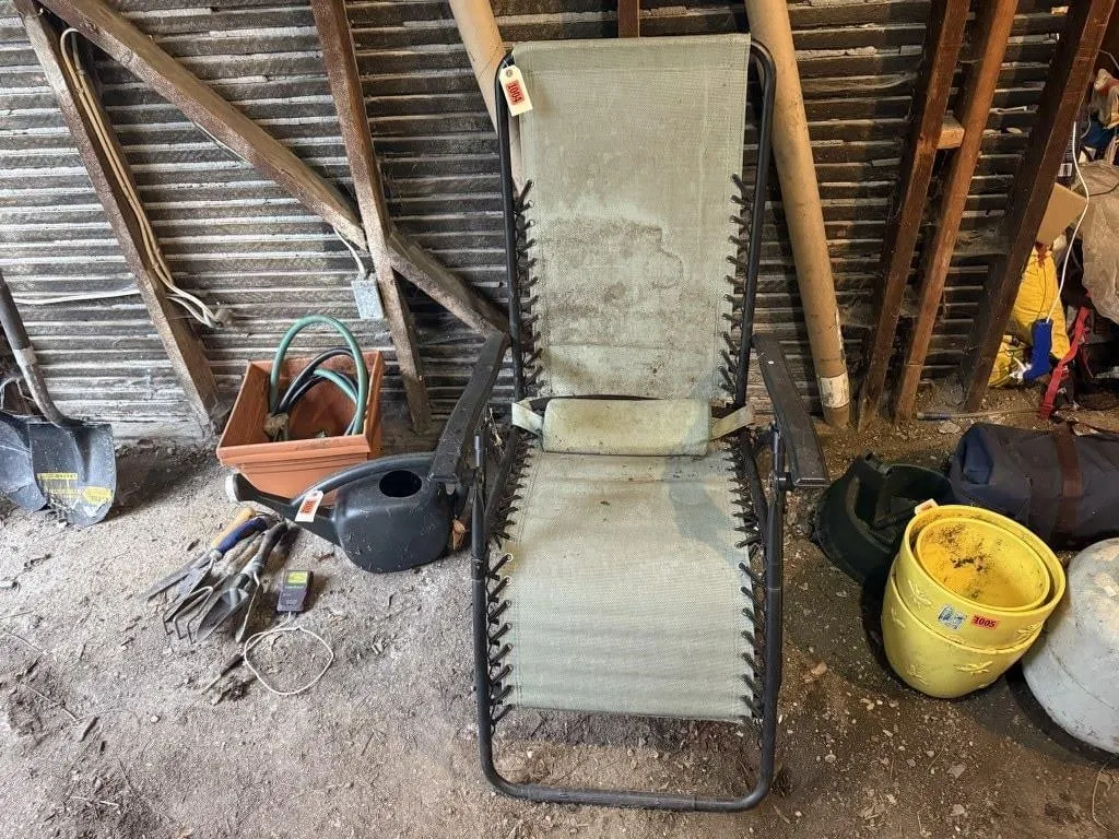Folding lounge chair