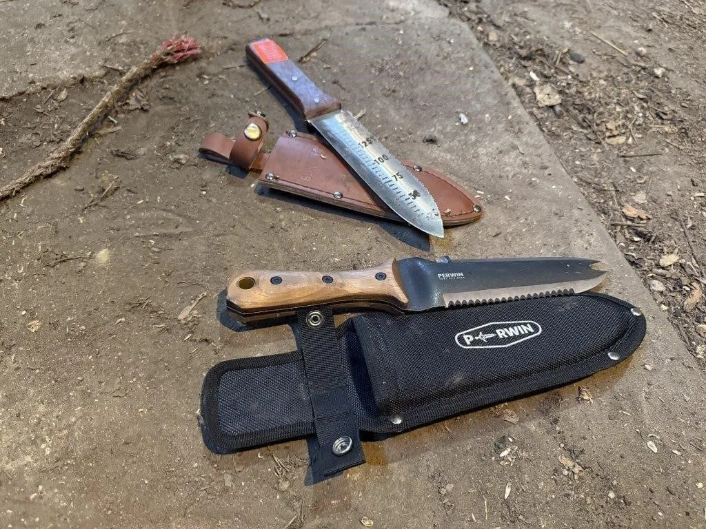 Soil knives (2), sheaths included