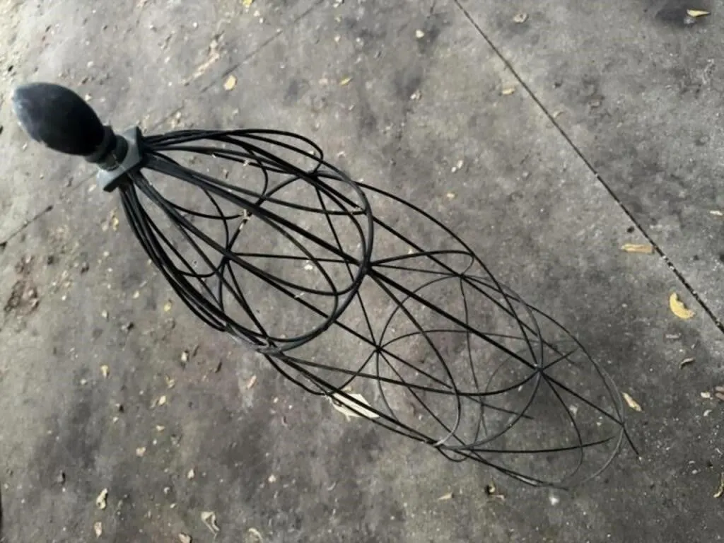 Wire garden trellis