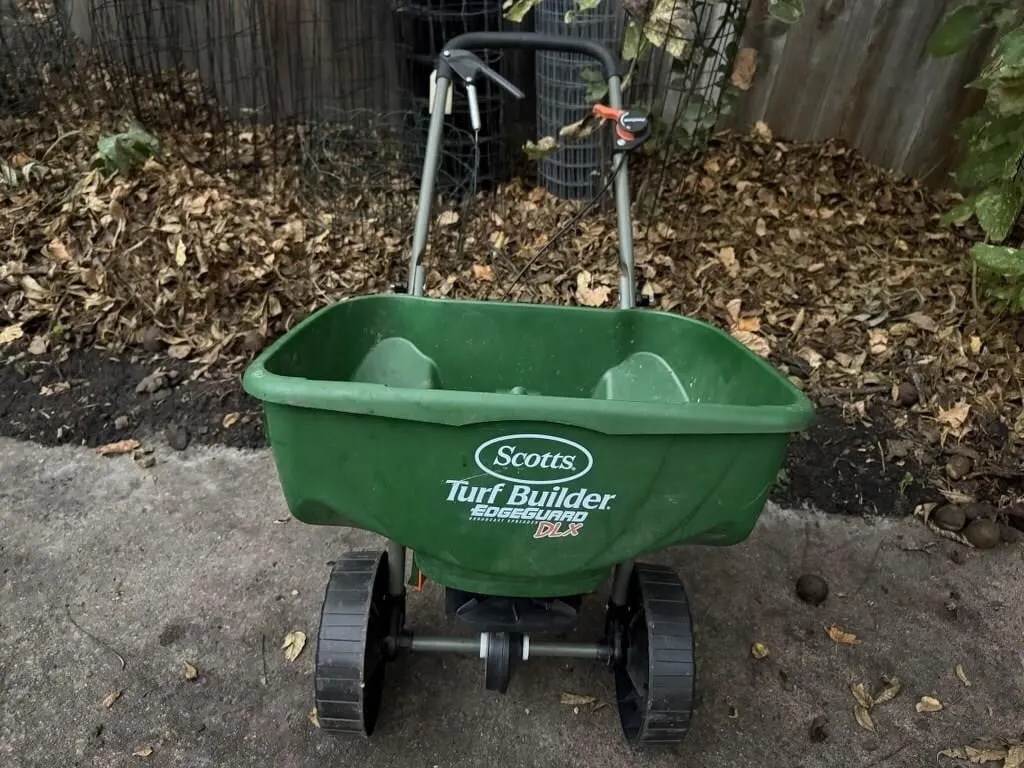 Scotts Turf Builder yard spreader