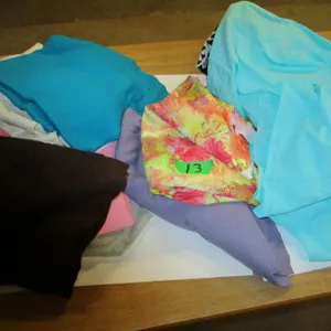 UNCLAIMED STORAGE:  STORAGE TOTE & LID C/W ASSORTED FABRIC