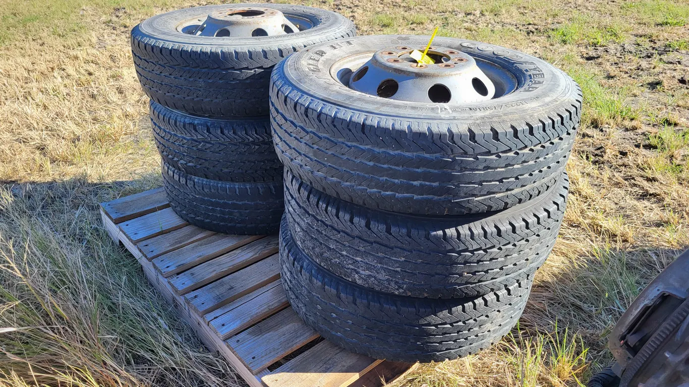 (6) Ford Dually Wheels & Tires