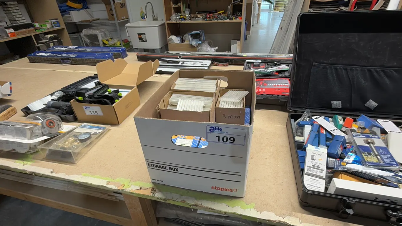 BOX OF ASSORTED DRILL BITS & CARBIDE TIPPED ROUTER BITS