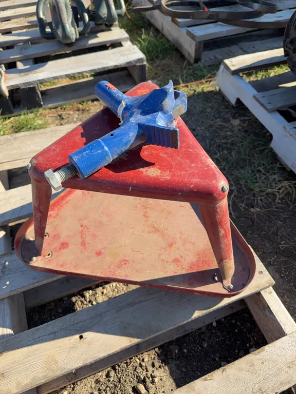 Mechanic stool, manual bead breaker